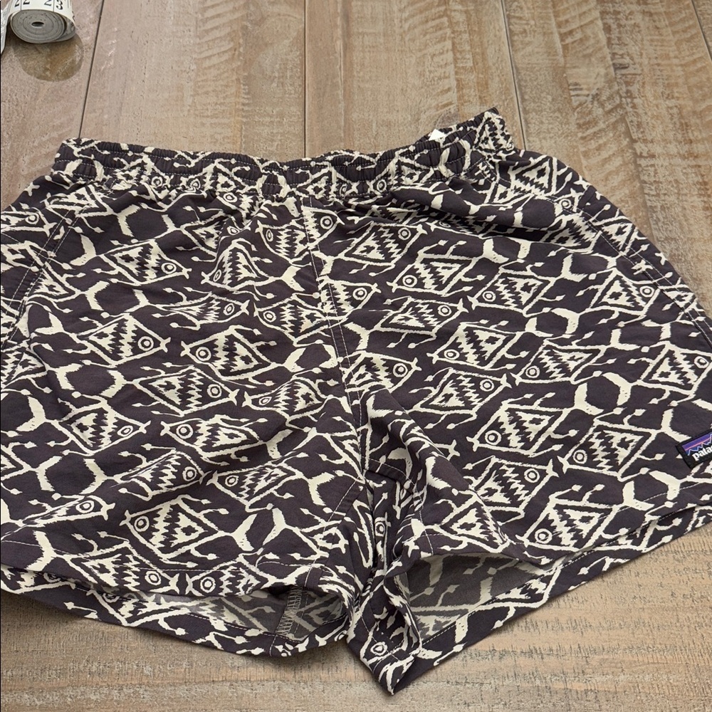 Patagonia ikat fish print nylon gray 4” Patterned baggies outdoor swim trunks S